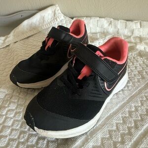Nike Kids Sneakers in Black and Pink